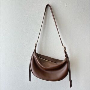 Pre-Owned Brown Crescent Shoulder Bag – Minimalist Leather, Zip Closure
